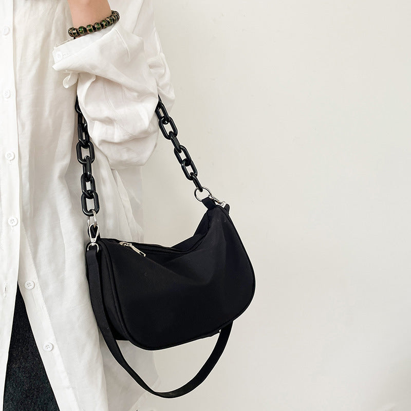 Sac à bandoulière tendance en acrylique noir avec chaîne