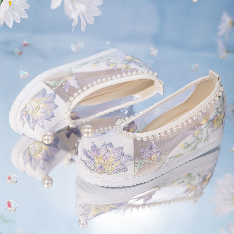 Chaussures en maille à broderie florale blanche et décor de perles