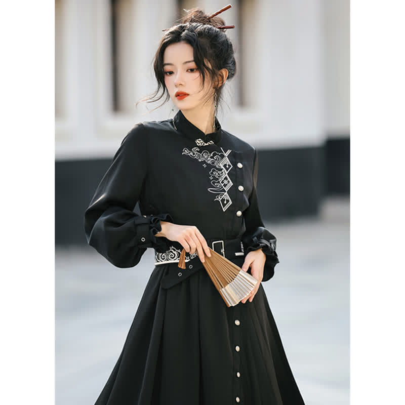 Robe plissée noire élégante avec ceinture et broderie vintage