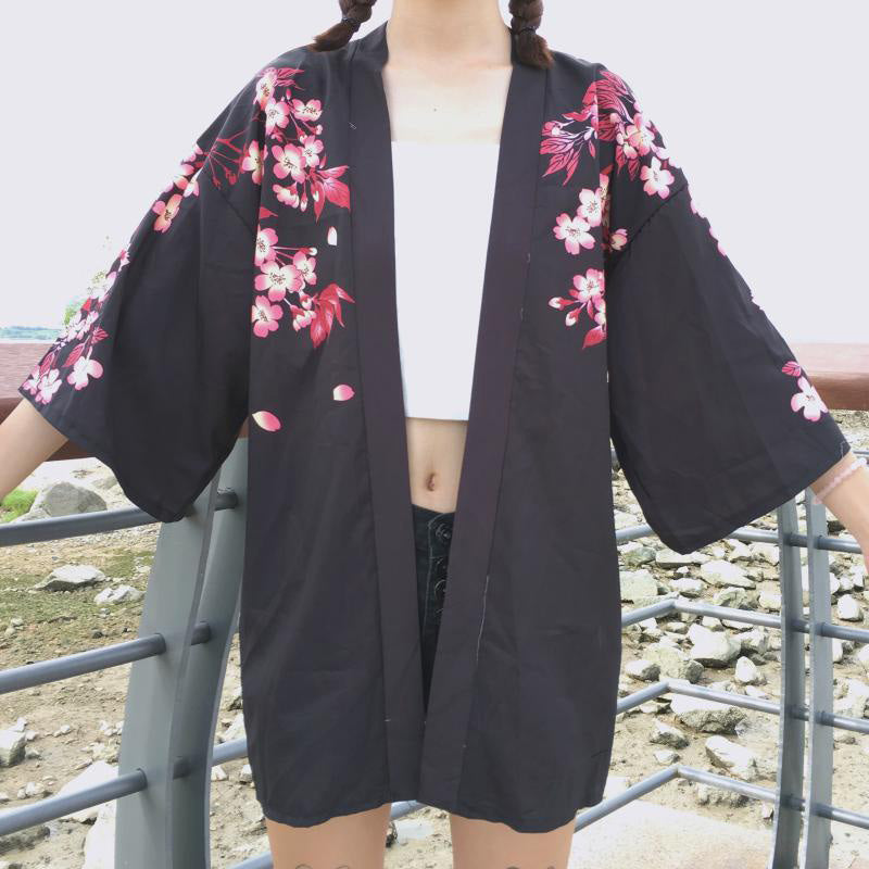 Schwarzer Kimono mit Fisch-Blumenmuster, Sonnenschutz