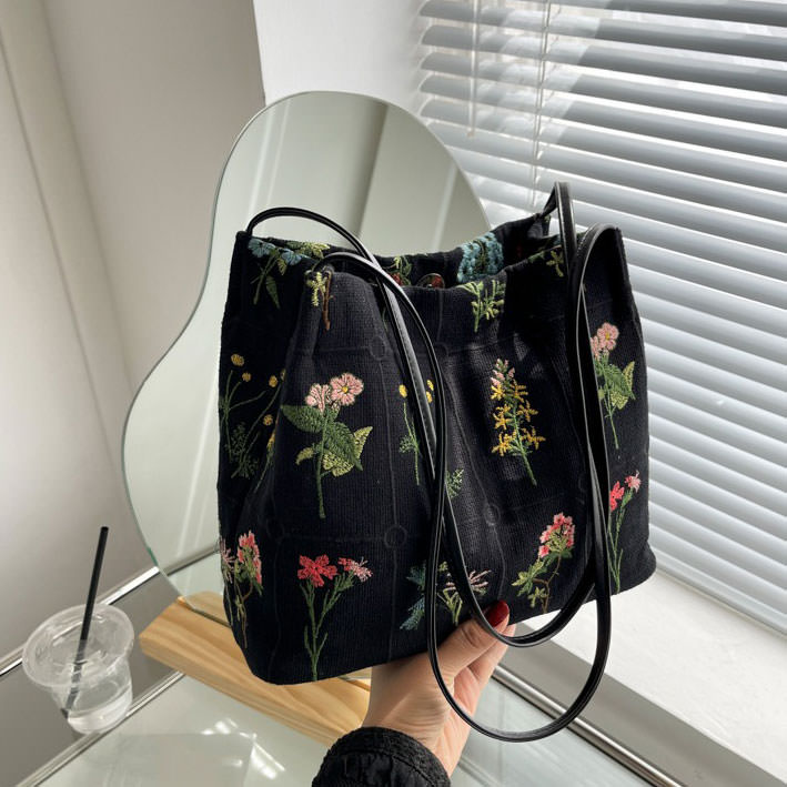 Mini sac brodé avec fleurs et plantes