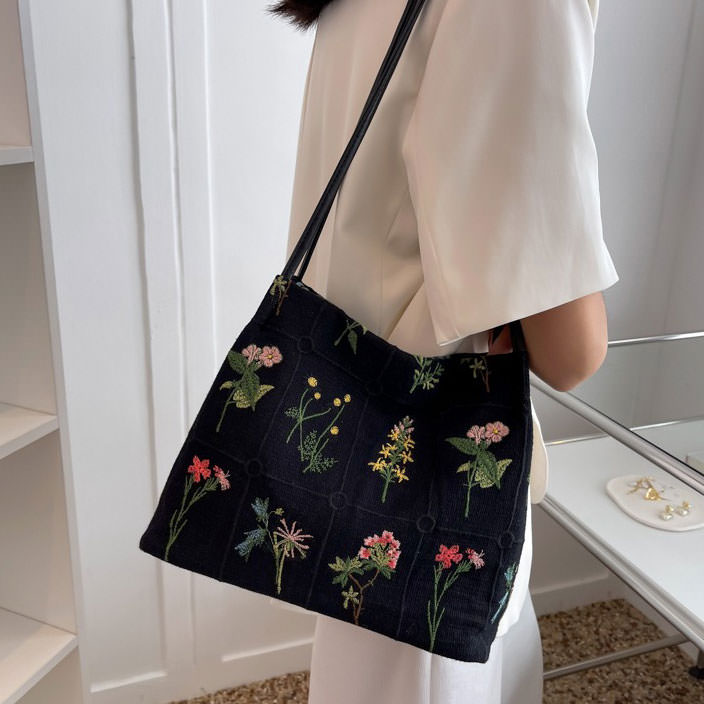 Mini sac brodé avec fleurs et plantes