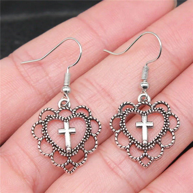 Boucles d'oreilles élégantes en forme de cœur et de croix