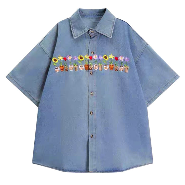 Chemise en jean brodée de pots de fleurs