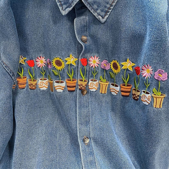 Chemise en jean brodée de pots de fleurs