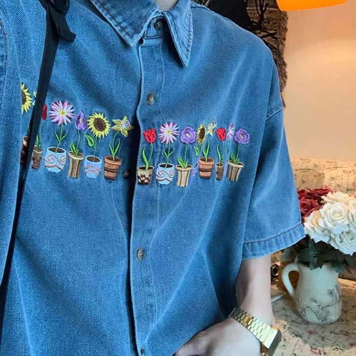 Chemise en jean brodée de pots de fleurs