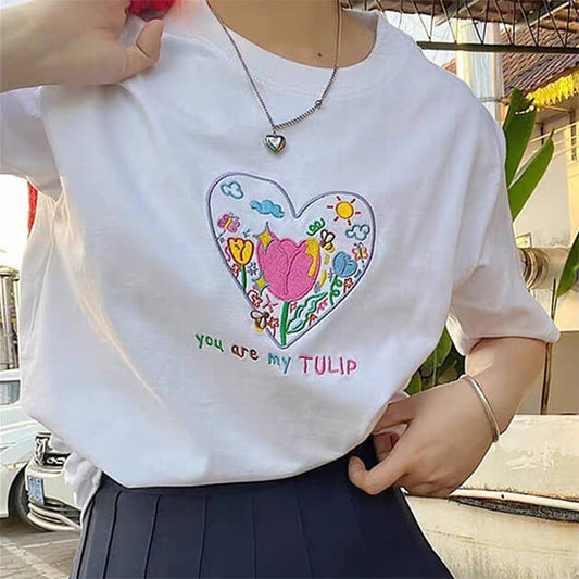 T-shirt brodé avec coeur et tulipe