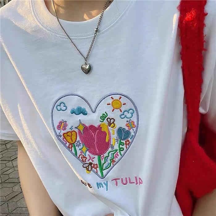 T-Shirt mit Herz-Stickerei und Tulpenmotiv