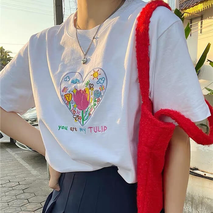 T-shirt brodé avec coeur et tulipe