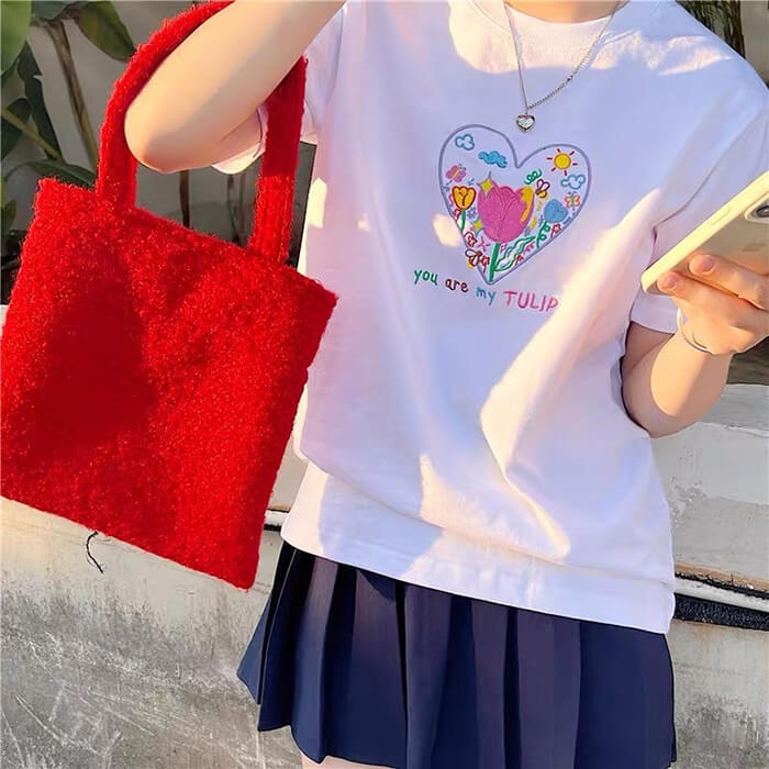 T-shirt brodé avec coeur et tulipe