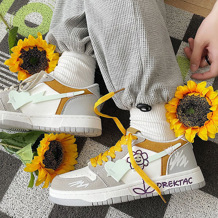 Baskets à fleurs jaunes et grises