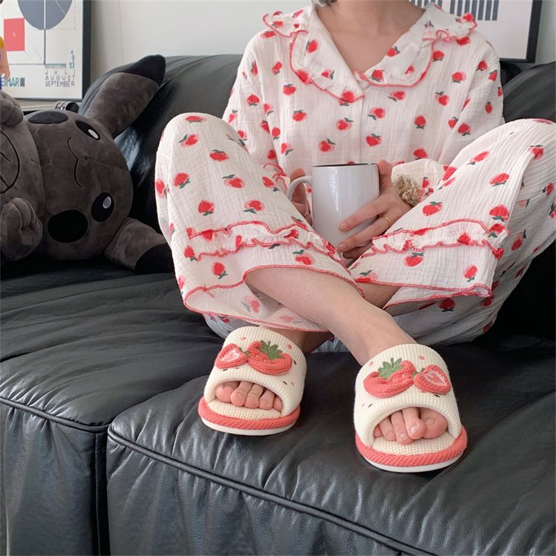 Milky strawberry slippers MK18566