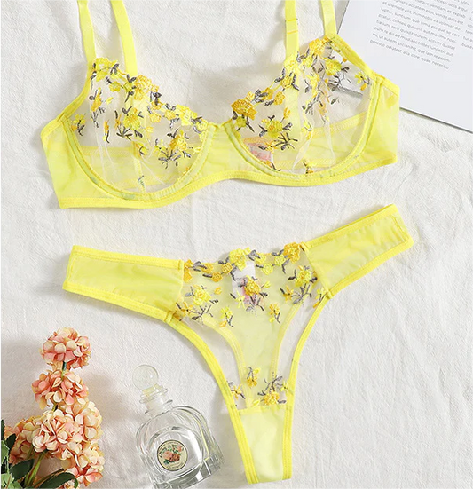 Lingerie mignonne à fleurs jaunes douces