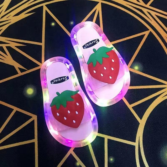 Chaussons d'été lumineux Kawaii à la fraise