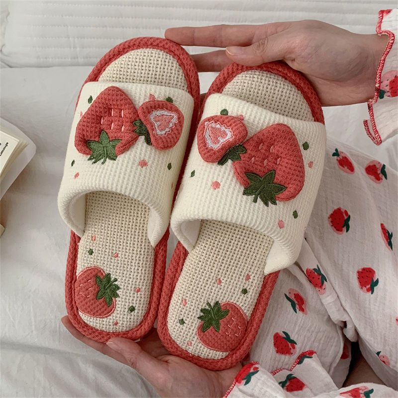 Milky strawberry slippers MK18566