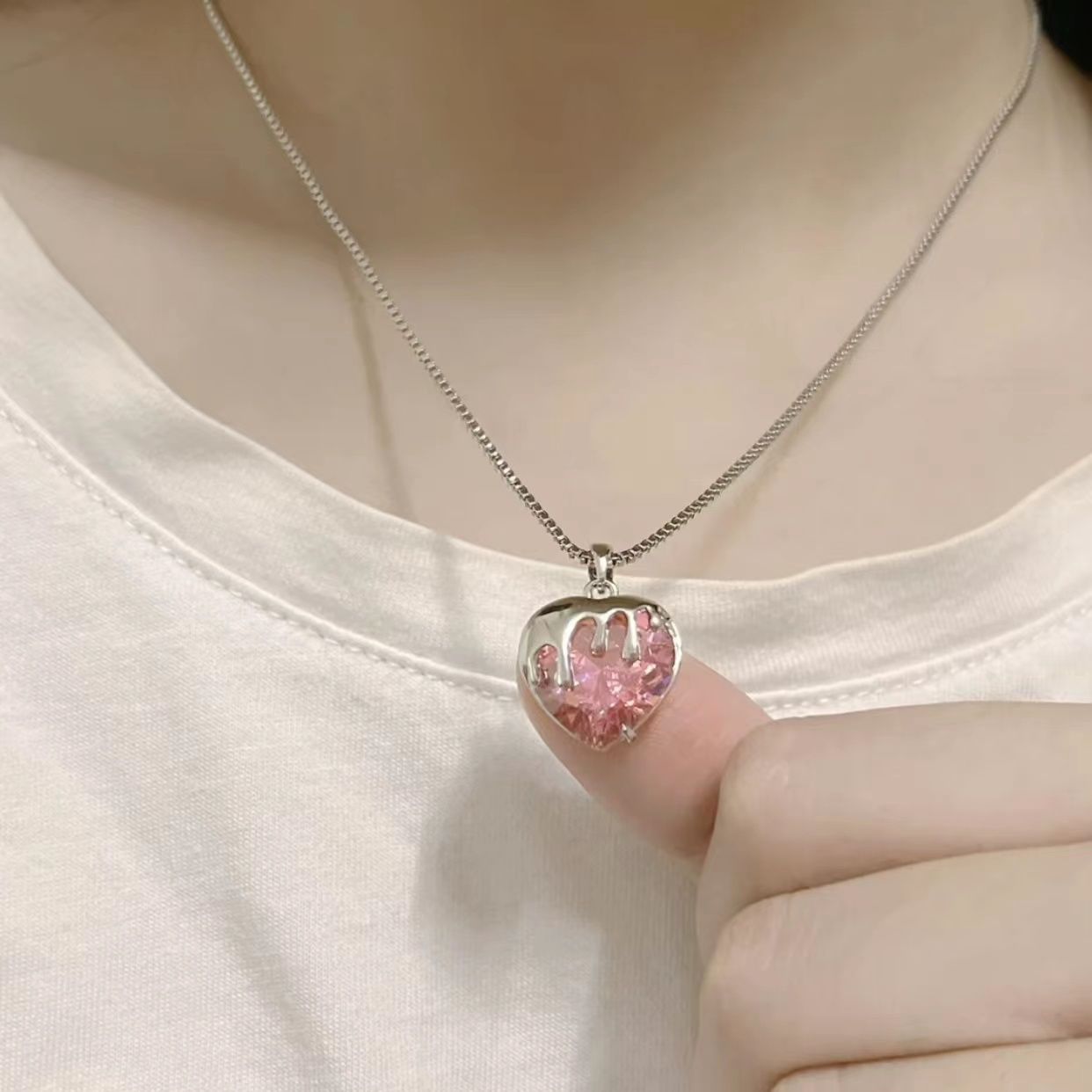 Collier en forme de cœur avec fraise