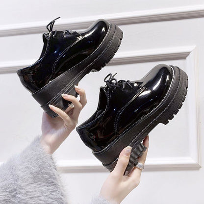 Oxfords mit runder Zehenpartie und Plateausohle aus Lacklederimitat BH5