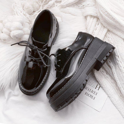 Oxfords mit runder Zehenpartie und Plateausohle aus Lacklederimitat BH5