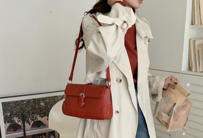 Sac à bandoulière à rabat avec boucle en similicuir IL11