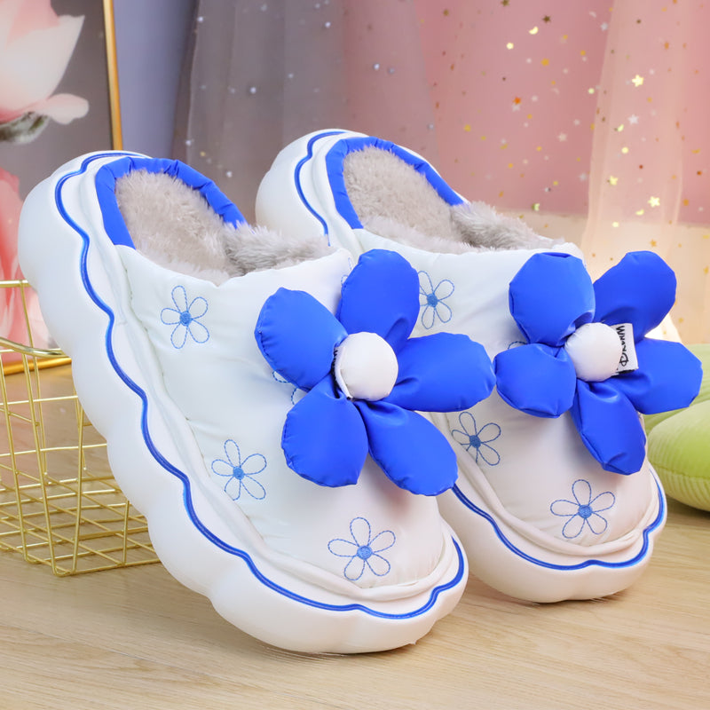 Chaussons mignons et confortables à l'intérieur avec des fleurs