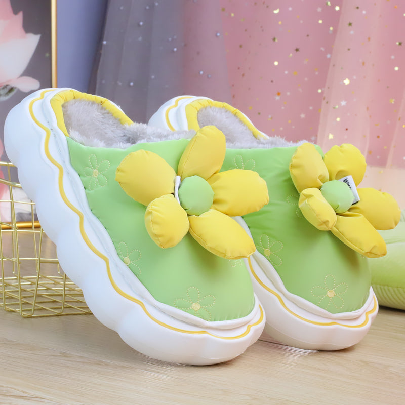 Chaussons mignons et confortables à l'intérieur avec des fleurs