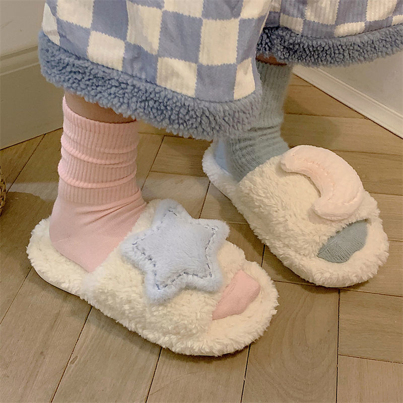 Chaussons mignons en coton pelucheux avec motif lune et étoile MK19176