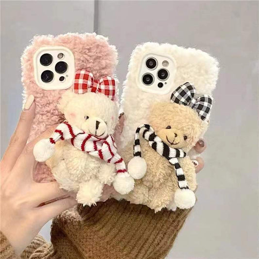 Étui de téléphone en peluche avec motif d'ours en écharpe