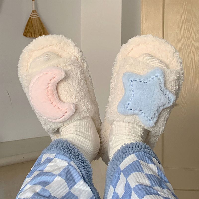 Chaussons mignons en coton pelucheux avec motif lune et étoile MK19176