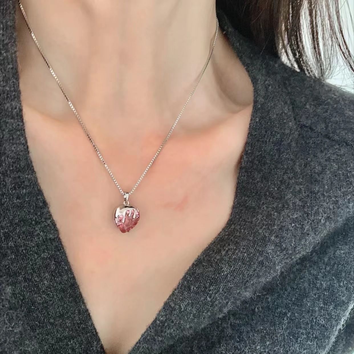 Collier en forme de cœur avec fraise