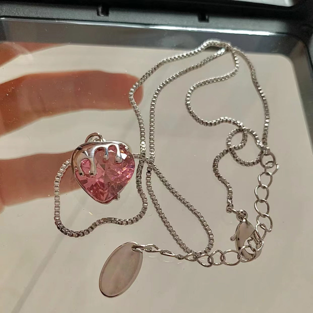 Collier en forme de cœur avec fraise