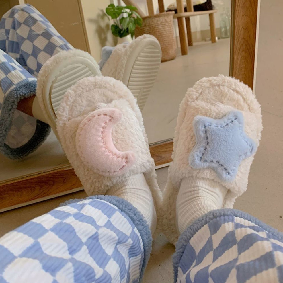 Chaussons mignons en coton pelucheux avec motif lune et étoile MK19176