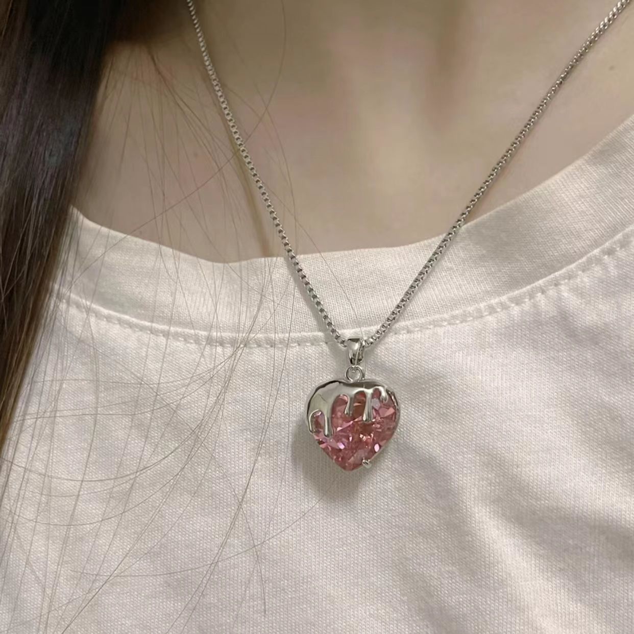 Collier en forme de cœur avec fraise