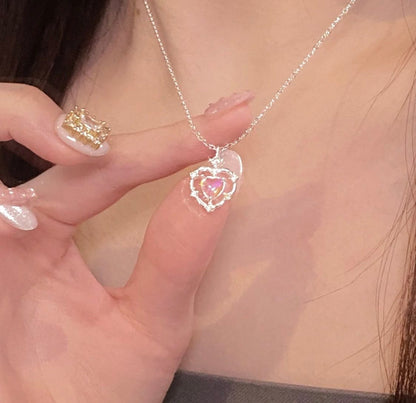 Collier ras du cou délicat avec pendentif en forme de cœur en opale incrusté de zircones cubiques