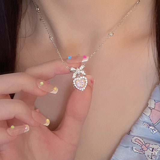 Collier en forme de cœur avec nœud papillon rose 