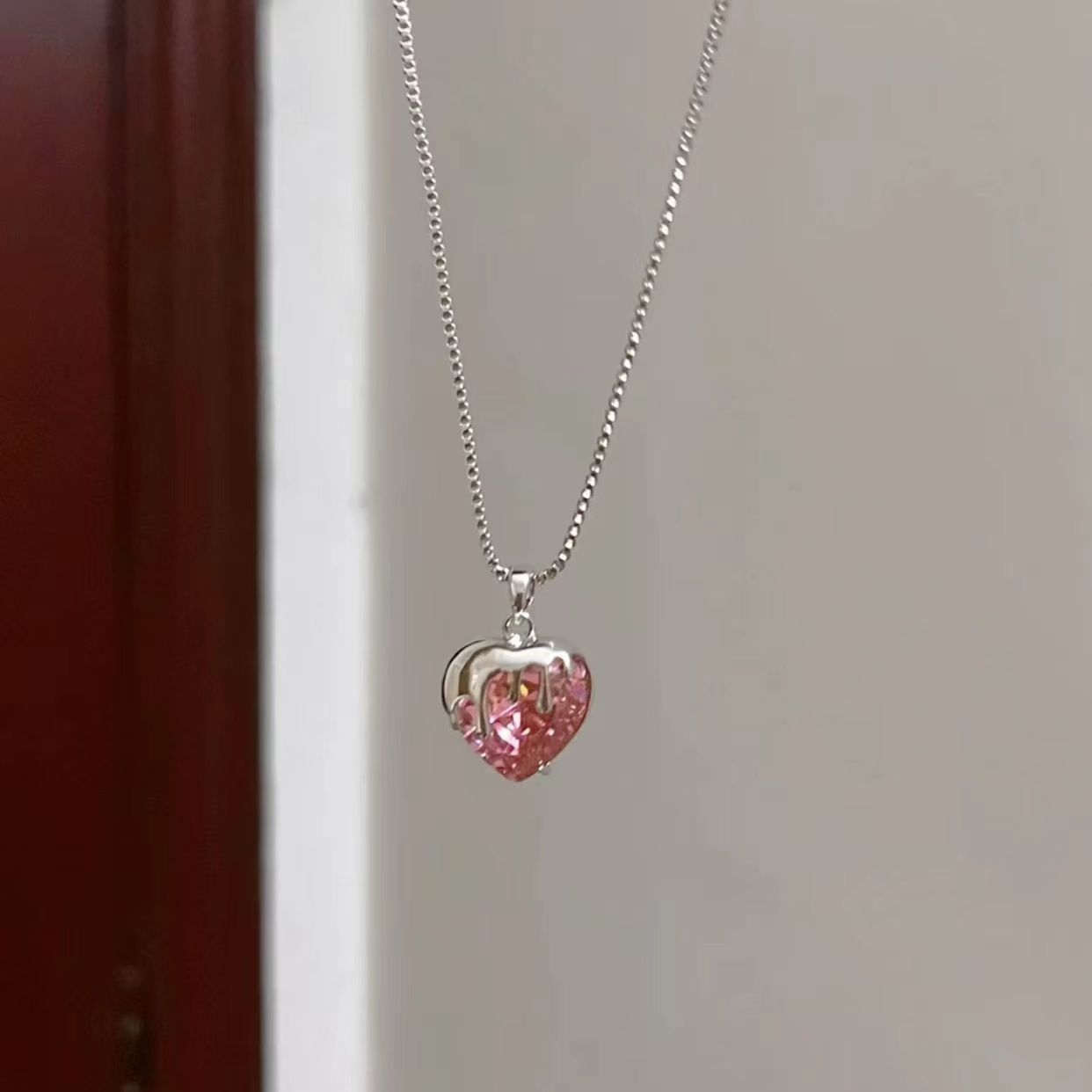 Collier en forme de cœur avec fraise